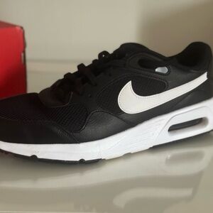 Nike Men's Black and White Sneakers